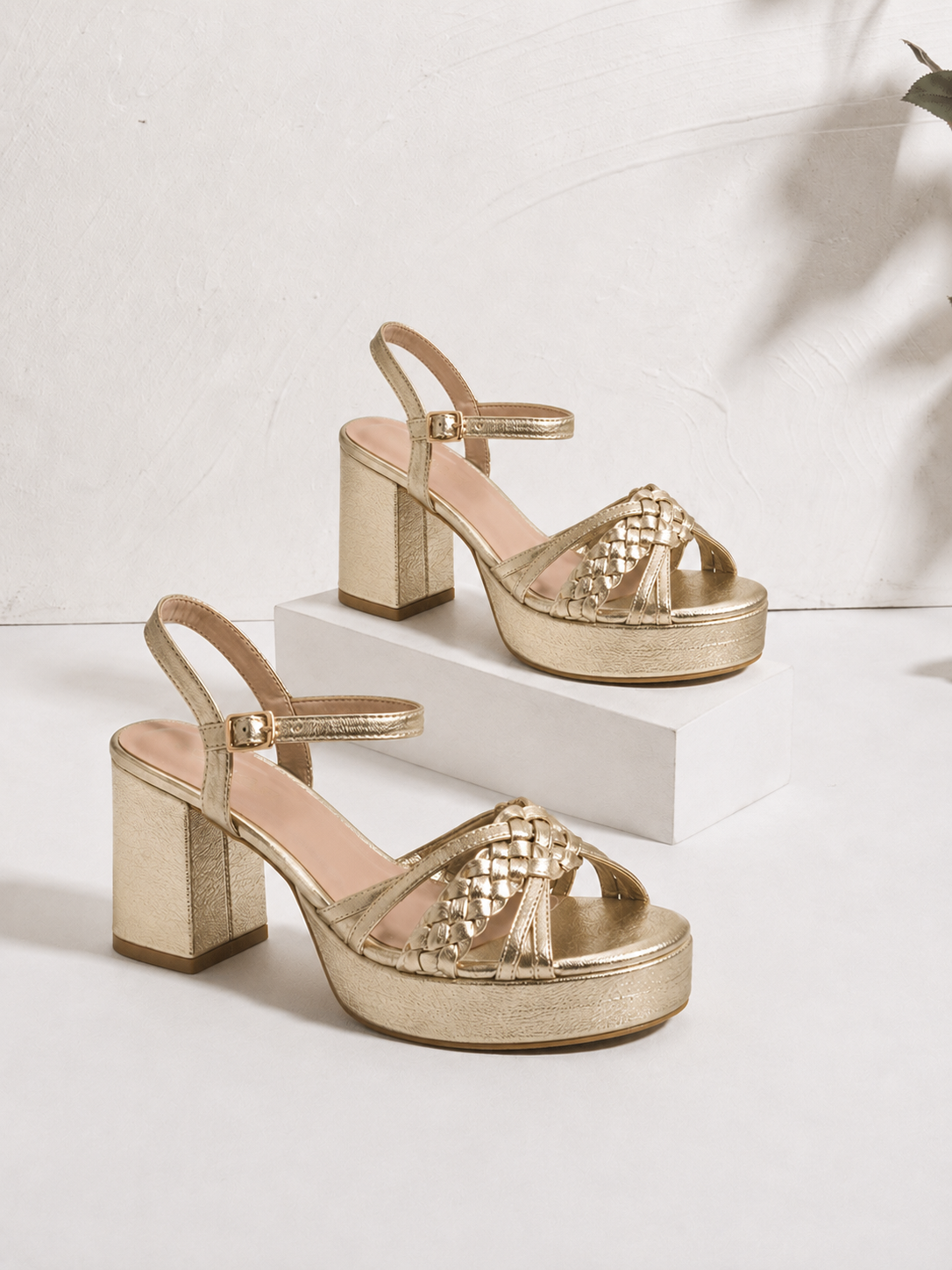 Sandalias trenzada dorada